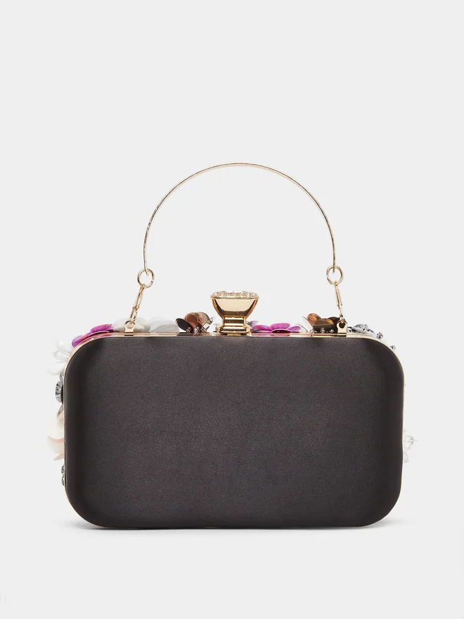 ستايلي شنطة كلاتش مزينة بالزهور